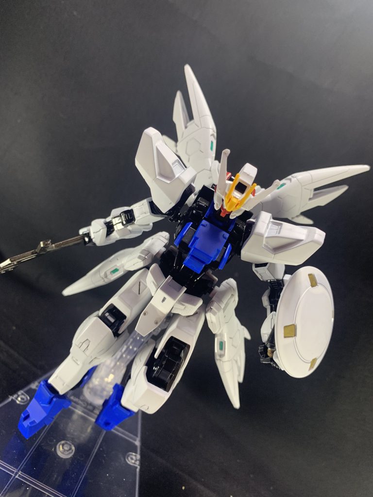 　残されていたデータを元に現代のパーツを流用して厄災戦時のヴァラクスを再現した機体で、データも完全ではなかった為に実際のとは違った見た目になっていて、厄災戦時と同じで大気圏内でも長距離の飛行が可能な宙間、空中戦を得意とする機体という設定です。