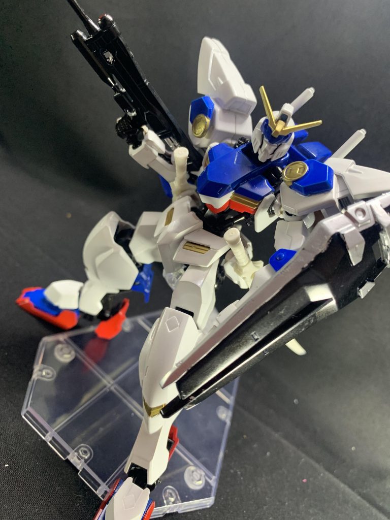 武装もほとんど1/144のデュエルのを使ってますが、一応、鉄血世界の機体として作ったので、実体系の近接武装が必要かと思ったのでサイドアーマーにメガミデバイスの剣をつけてます。