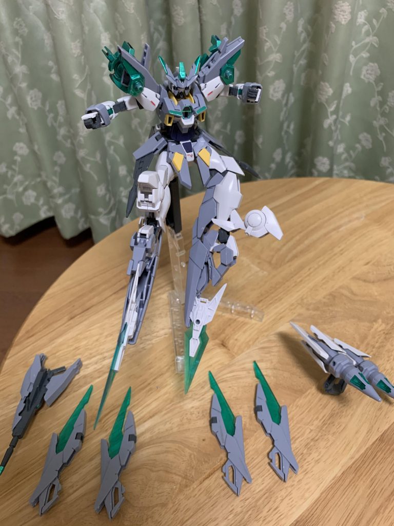 武装をパージした状態です。脚部に付けたシールドはアニメ本編でミサイルの切断なんかにも使っていたので、格闘戦では∞ジャスティスガンダムのような感じをイメージしています。