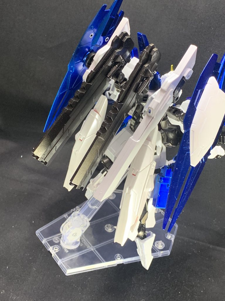 　背面はこんな感じ。
　使用したのはHGバルバトス、HGユーゴ、HGフラウロス、HGロト、1/144ダブルX、1/100シュヴァルベグレイズ、1/144ブレイズザクファントム、HGアスタロト……だったかな。けっこう色んな余り物を使ったのでほかにも何かあるかも。
　バックパックはユーゴのバックパックを基部に各種パーツを取り付けています。
　
　武装は、右手の大型ナパームランチャー、左手のシールド、両足のマイクロミサイルポット、高出力リニアカノン×2、ブースター内蔵のミサイルポット×2、デモリッションナイフ×2です。