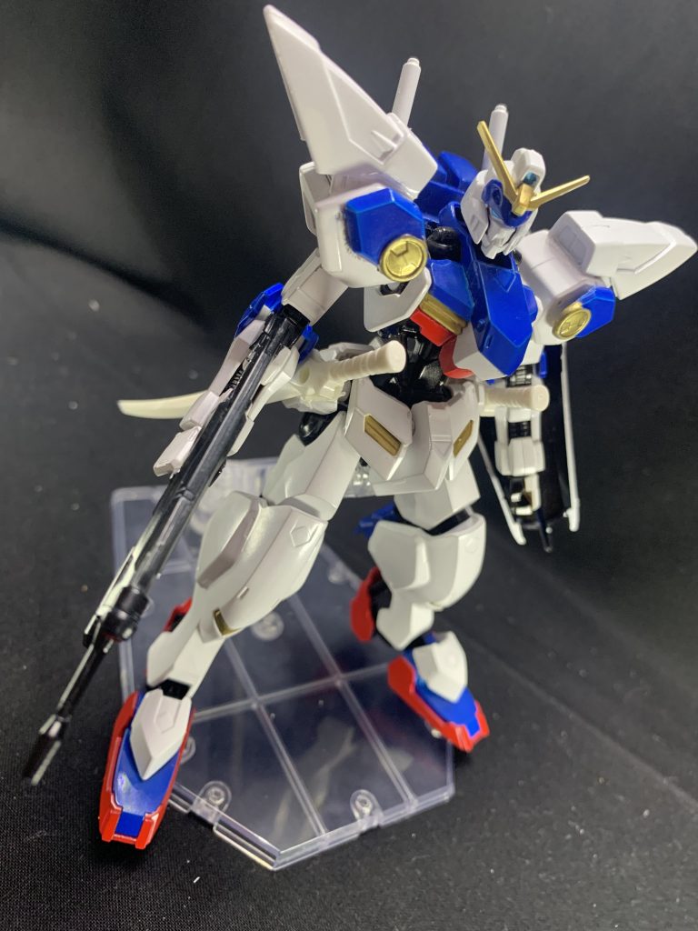 全体像はこんな感じです。
前述のとおり、白塗装の練習台として作ったのですが、塗膜がかなり厚くなってしまいました。このガンプラはその後も筆塗りの練習等、塗装の実験台になってもらってます。
正直、頭部とバックパックのせいか鉄血よりseed系に見えてしまうのは気のせいでしょうか。