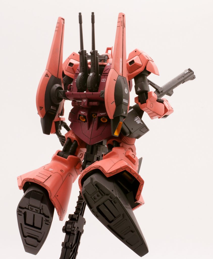 カラーは

シャアピンク（クレオス）
シャアレッド（クレオス）
ニュートラルグレーＶ（ガイアカラー）
キャラクターイエロー（クレオス）

すべて筆塗りです