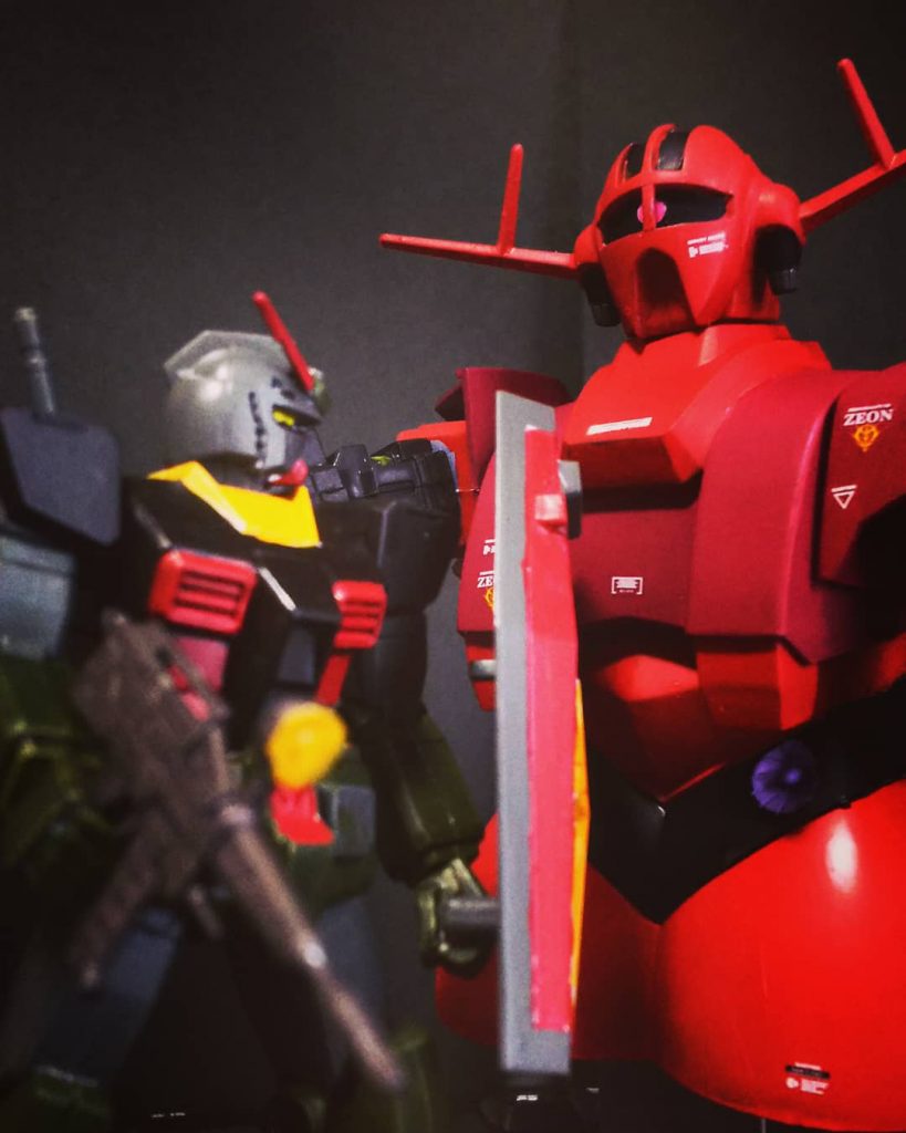 リアルタイプカラーのガンダムとにらみ合い。