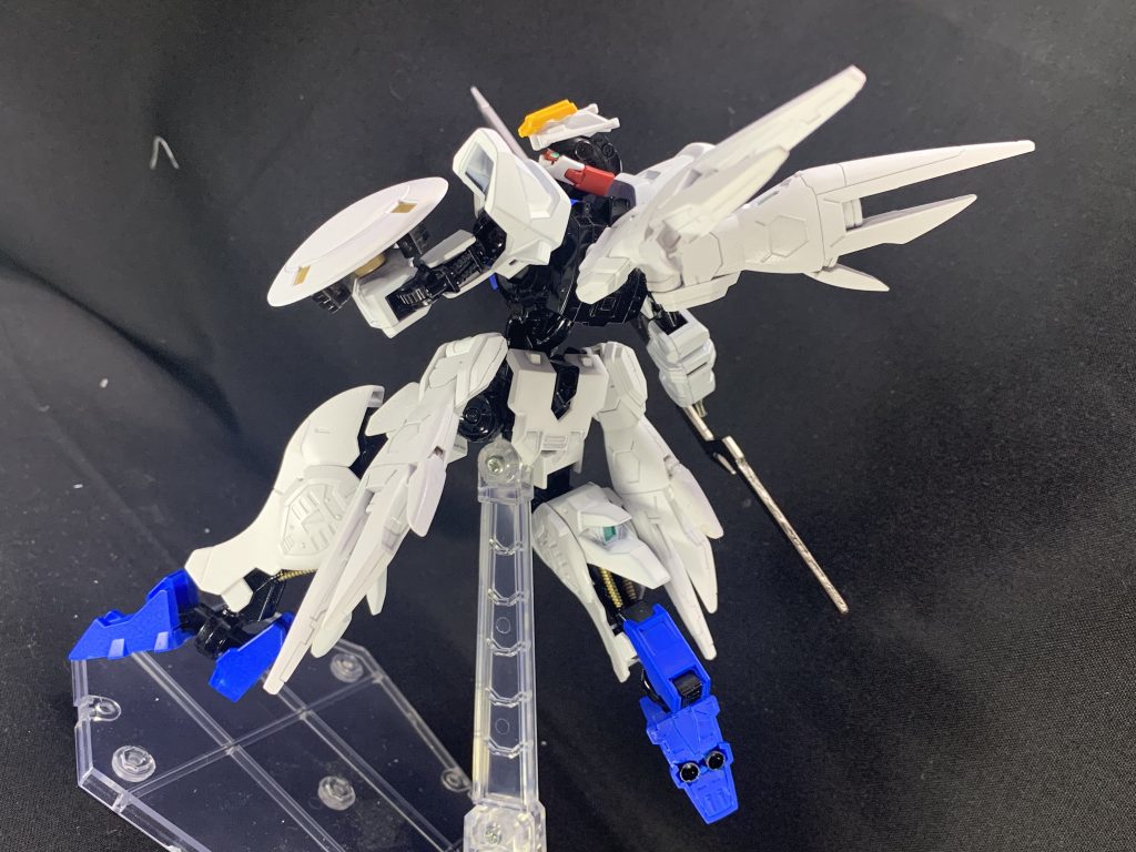 　背面はこんな感じです
　足裏のパーツを何かに使おうとして一部切断していたため、そこにブースターを仕込んでいます。