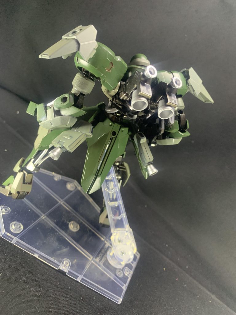 背面はこんな感じ。
各部のブースターは宙間戦闘時の狙撃位置調整及び、射撃時の衝撃緩和、対象との距離を取るために使われます。