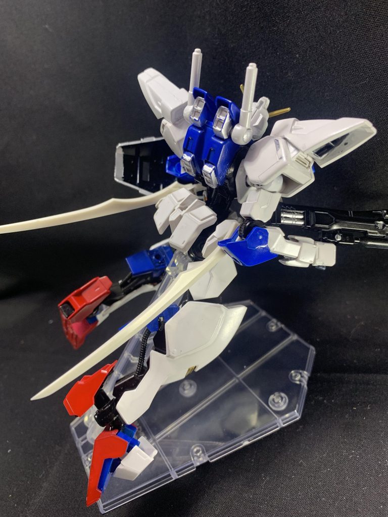 背面はこんな感じです。
ビームサーベル部分は動かせるようにしていますが、鉄血世界の機体ならビームサーベルは外して、ここに剣を付ければよかったかな。