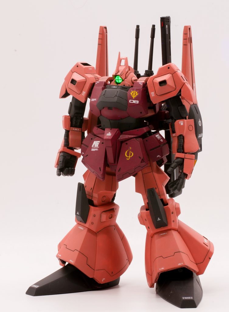 全体的なディティールアップに加えて

頭部のひさしを1.2mmプラ板で延長
バルカンファランクスを開口
頭部奥のセンサーをクリアパーツに変更
頭部ブレードアンテナ設置
胴体の首回りを切り飛ばして頭部が少し胴体にめり込むようにディティールアップ

マニピュレーターをロボマニ丸指（L）に交換
手甲を1mm幅増し
胴を1.2ｍｍ延長
足首はビルドガンマガンダムではなくリックディアスのものを爪先5ｍｍ延長して使用
足首ジョイントを3ｍｍほど外側に移動
膝アーマー大型化