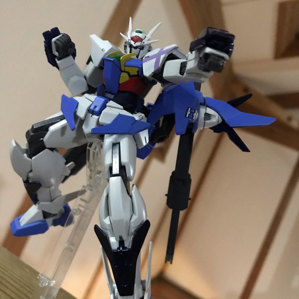 設定
リクがキョウヤ達有志連合との戦いに勝ち、サラを助け出すと言う誓いの意味を込めて、サラの居場所はここだと示す塗装を左肩に施した状態。
HWSを作成する時間を十分に取りたかった為に簡易的なものに留めてあり、いかに切羽詰まった状況だったかを物語っている。