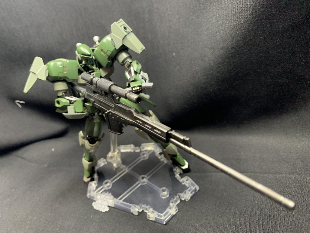 メイン武装となる超大型ライフルです。片手でも使用は可能ですが、精度が著しく低下するため両手持ちでの使用が基本となります。