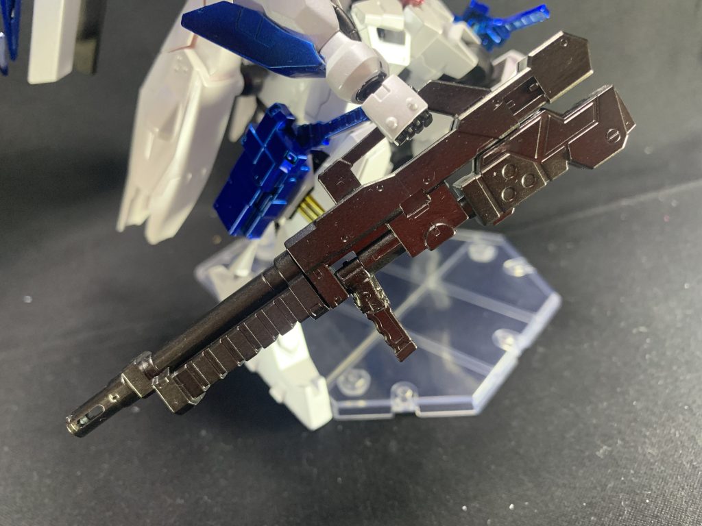 　メイン武装となる大型ナパームランチャー。
　1/100シュヴァルべグレイズの武装とジャンクパーツで出来ています。
　持ち手の部分が何度も壊れては補修してるのでかなり歪です。