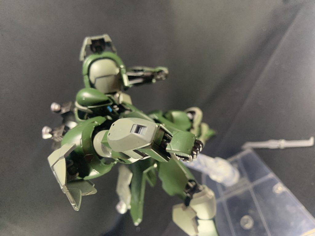 両腕に装備された機関砲。基本的には接近してきた相手への牽制に使用します。パーツ自体を交換することで状況に合わせて、実体弾の他に閃光弾を使用可能という設定です。
但しアサルトナイフも機関砲もあくまでオプションパーツであるため、超大型ライフルで狙撃しヒットアンドアウェイが基本戦法になります。