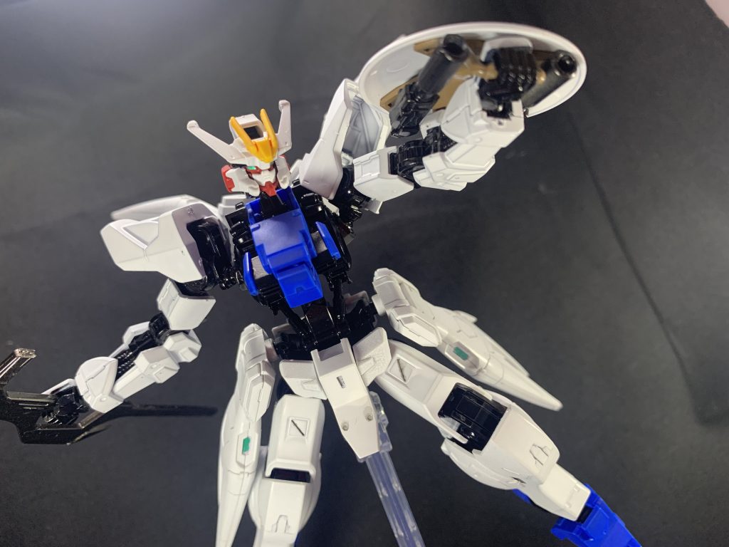 　裏のビームサーベル部分にロトの砲身を取り付けていて、グレネードランチャーという設定です。
　腕と盾の裏に磁石を仕込んでます。
　持ち手の部分が脆くて、製作中三度ほど折ってます。