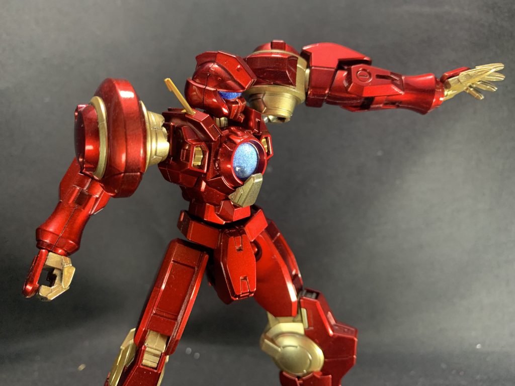 戦闘時は両手の平にGN粒子を圧縮させて打ち出したり、手の甲からビームサーベルを展開したり、