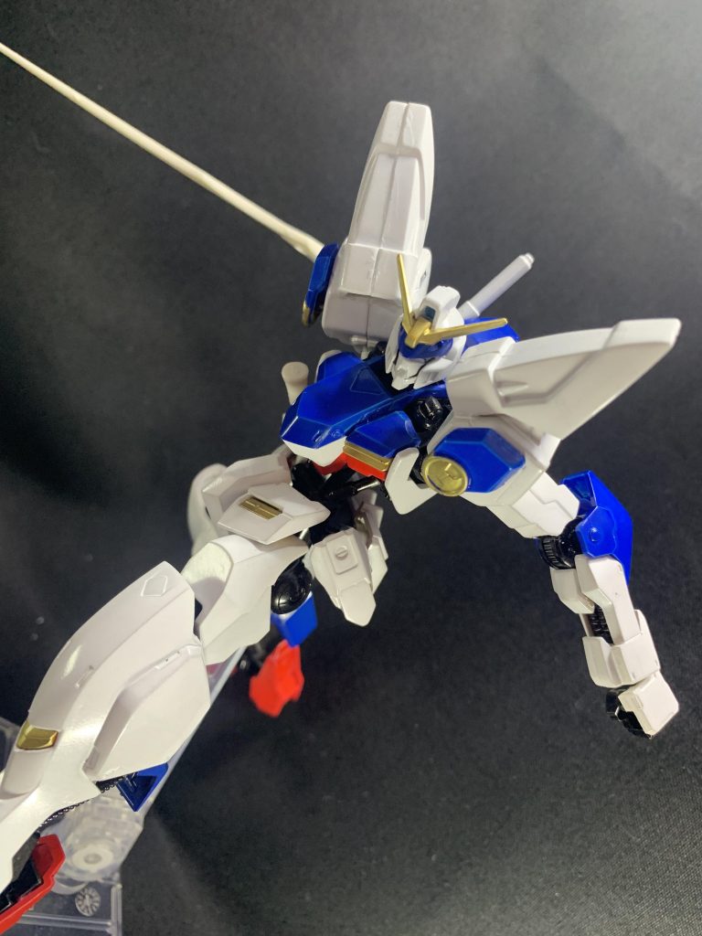 一応こんなふうに抜剣みたいにできますが、このポーズだと肩の合わせ目がすごい目立つw