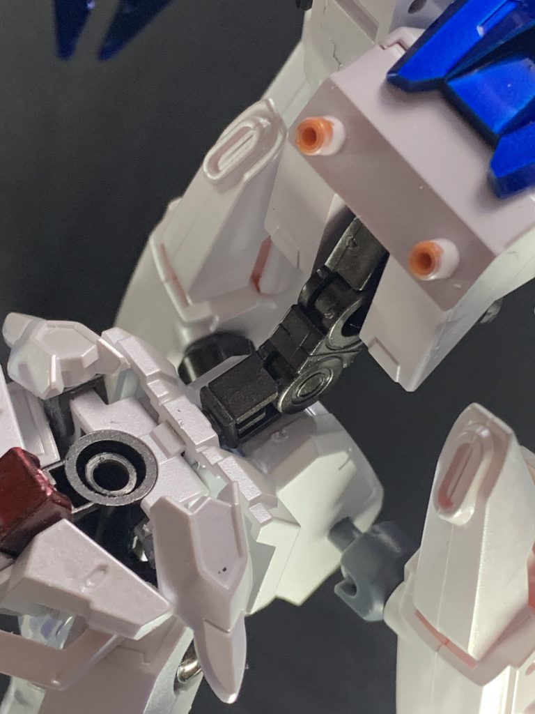 　バックパックが重すぎるため、そのまま付けると重量で外れてり仰け反ってしまうため、ボールデンアームズの関節パーツで腰とユーゴのバックパックを繋いで補強しています。