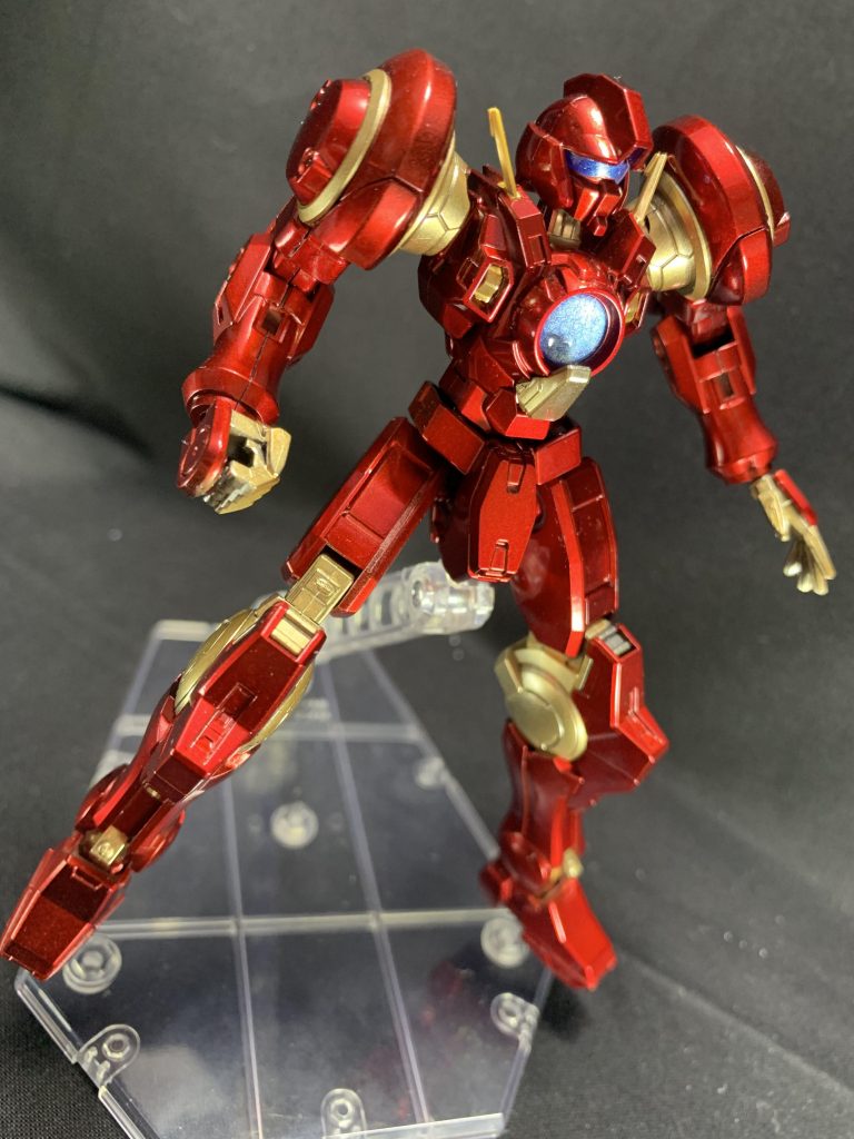 中央のGNドライブから高圧縮のビームを打ち出すという設定です。
 その他に実弾武装として脚部や肩に内蔵されたマイクロミサイルユニットを内蔵武装として持ちます。