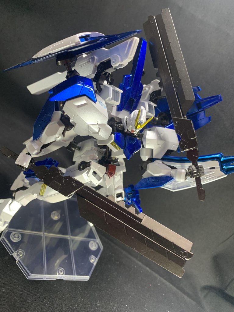 　デモリッションナイフ２刀流。
　基本的に２本同時に使っても使いにくいだけな気もするｗ
　
　機体のコンセプト的に、余り近接での殴り合いには向かないため、これを使用する際には構えた上で各部ブースターで突進してそのまま叩きつけ、そのまま再度距離を取り再突撃といった使い方が基本となります。
　大型ナパームランチャー使用時には使いにくいため、その際にはデモリッションナイフではなく左手のシールドについているスパイクで攻撃します。