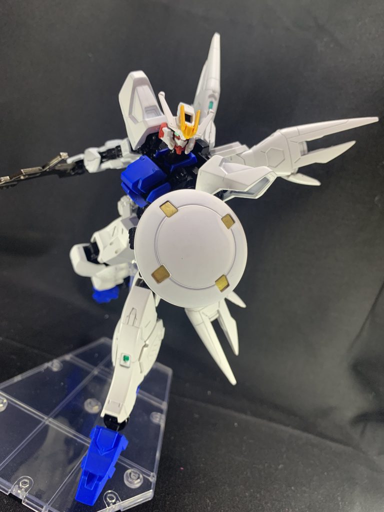 　盾はHGリーオーから頂戴してます。
　基本は、この円形の盾で相手の射撃武器を受け流しながら突撃し右手の槍で攻撃が基本戦法になります。