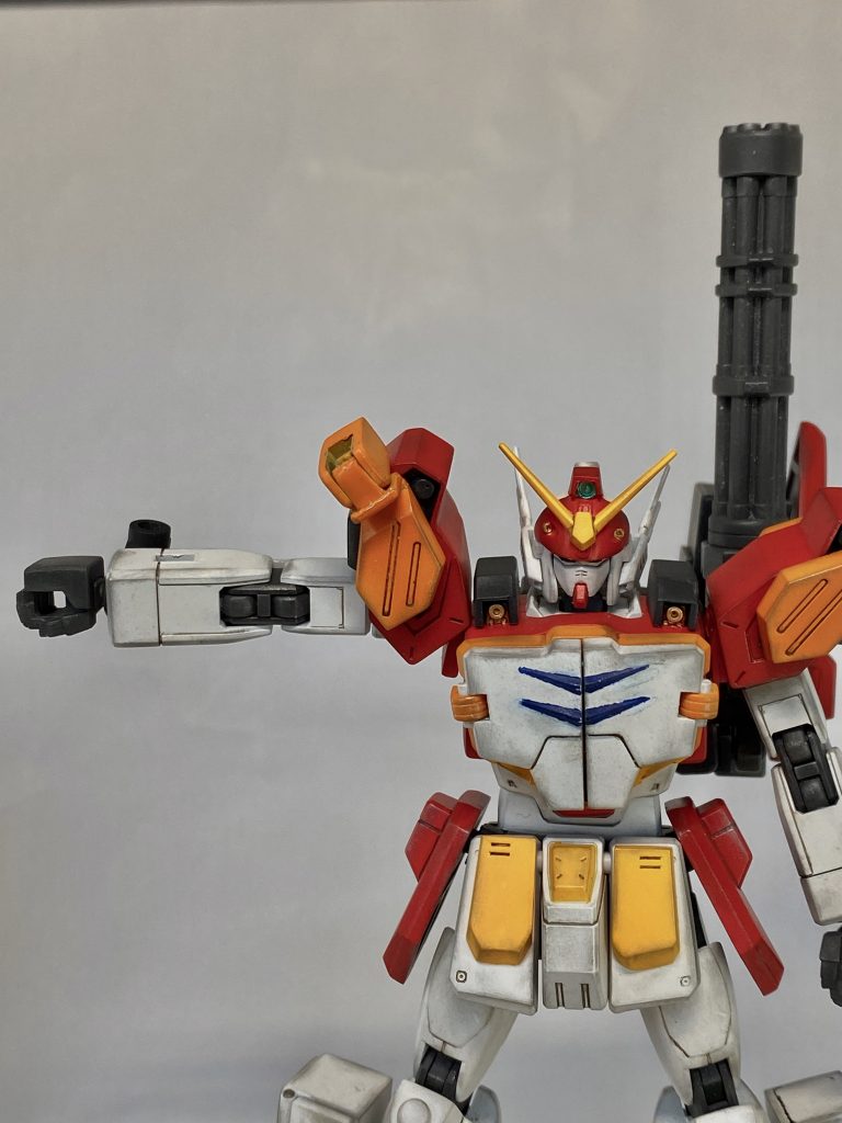 肩は30MMの肩アーマー受けを移植し、水平に上げられるようにしました。