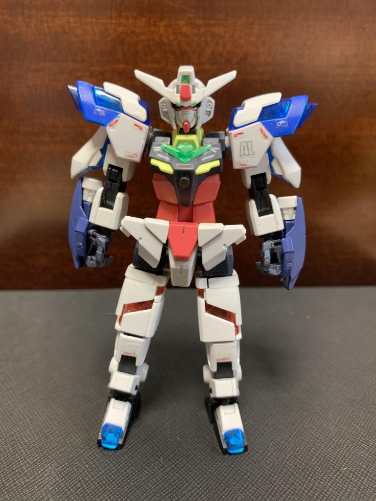 立ち姿です。
コアガンダムのシルエットは残しつつ腕パーツにトライバーニング、足パーツにユニコーンガンダムとトライバーニングのクリアパーツを使用してビルドシリーズの歴代主役機をリスペクトした作りになっています。