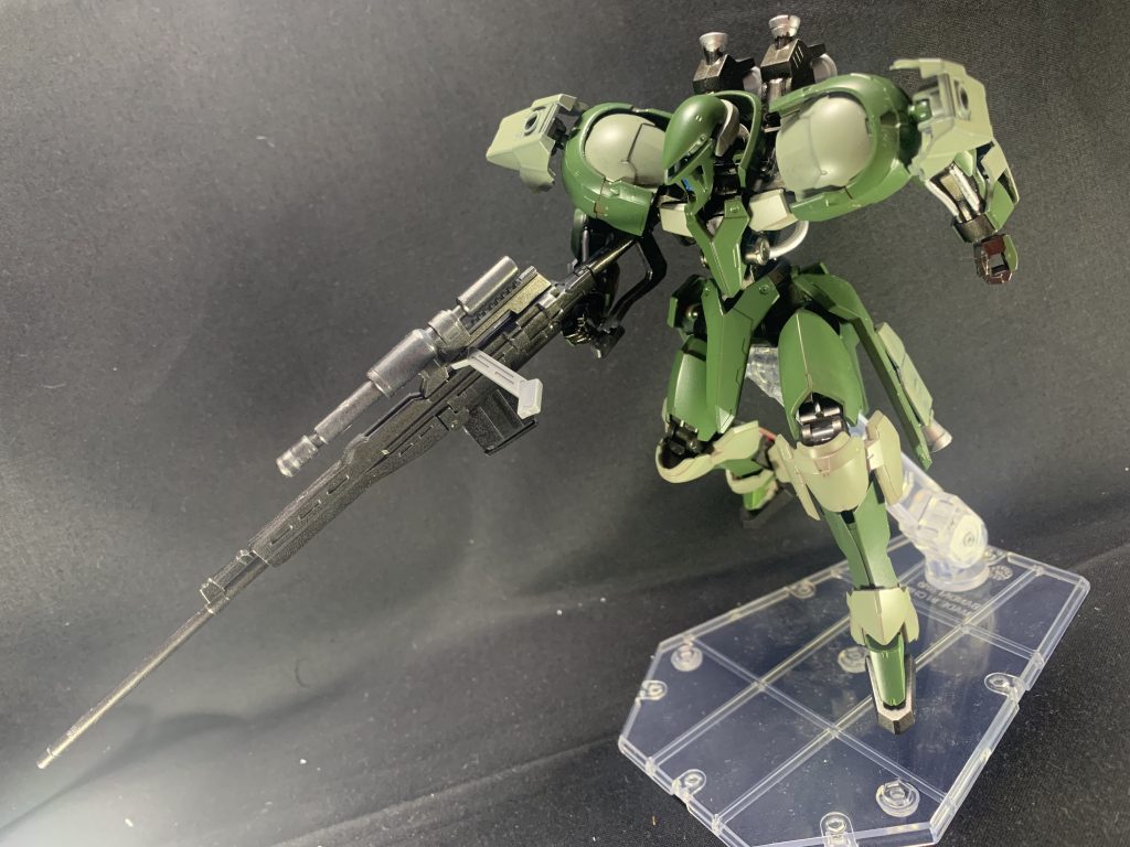 機体設定としては、ギャラルホルンで保存されていた半壊状態のヴァルキュリア・フレームを改修して作られた機体で、ダインスレイブ以外での超遠距離からのナノラミネートアーマーへの対抗手段を模索する実験機として、専用の超大型ライフルを装備しての戦闘用に調整、改修されている。
リアクターの固有周波数は登録されていたものの、データが不完全で機体の本来の名称が不明だったため、同じヴァルキュリア・フレームのオルトリンデの名前に姉妹を意味するシュヴェスターをつけた名前が付けられた機体という設定です。