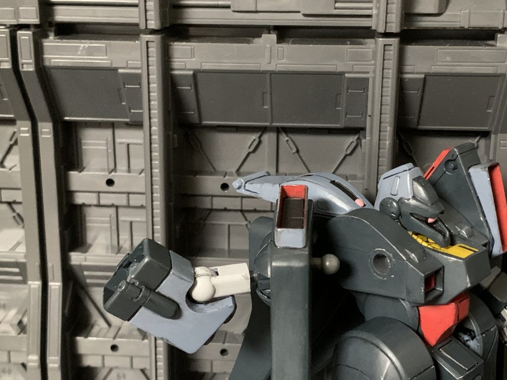 肩、上腕ロール軸、肘、手首関節にポリパーツを移植、肩は引き出し式ボールジョイントになってます。
あとは肩バーニア内部に市販のバーニアモールドパーツを使ってます。