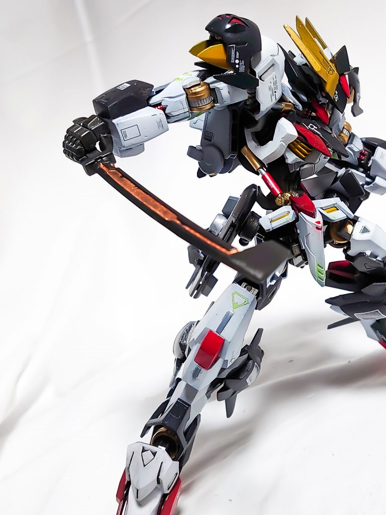 武装紹介　①断頭剣
太刀から派生した反りのある断頭剣
エクスキューショナーズソード？とか言うんでしょうか、切っ先が四角い剣、あれが好きなので太刀をそれっぽくしてみました
剣というよりは小型のメイスのように殴りつける感じにしたかったので黒くしてます
バックパックの他、腕部にも鞘を装着可能

今回武装は全て着脱可能なので戦闘シチュエーションにより選択して出撃する設定にしてます、アニメでもそんな感じでしたしね