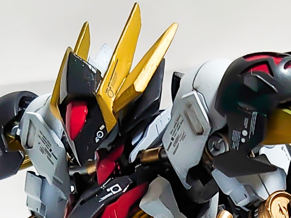 流線型というか後ろへの流れを意識した顔
頭頂部は元のルプスの丸みのある形から山が連なってる様な形状にしました
白背景でちょっと見づらかったですね、すいません