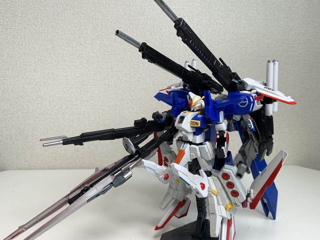 バックパックの4門のライフル。
それぞれを独立し別の敵を狙撃する。
膝はセンサーファンネル、一度に多数の敵を正確に捕捉する。脚部はリフレクターファンネル、攻撃にも防御にも使用可能。
多数のリフレクターファンネルを使用することで死角の敵も狙撃する。