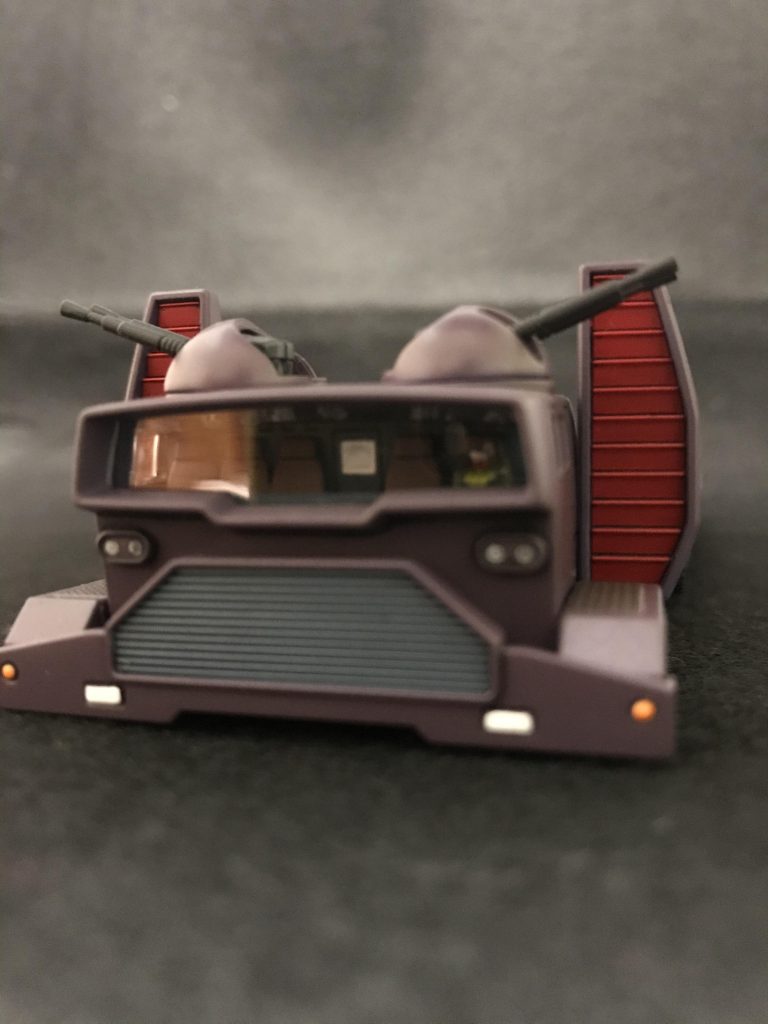 見えますでしょうか。運転手がいます。
運転席の後ろの部屋へ通じるドアも見えます。
メインカラーの紫色が上手く出せずに何度も塗り直したのですが、お汁粉みたいな色になってしまいました。