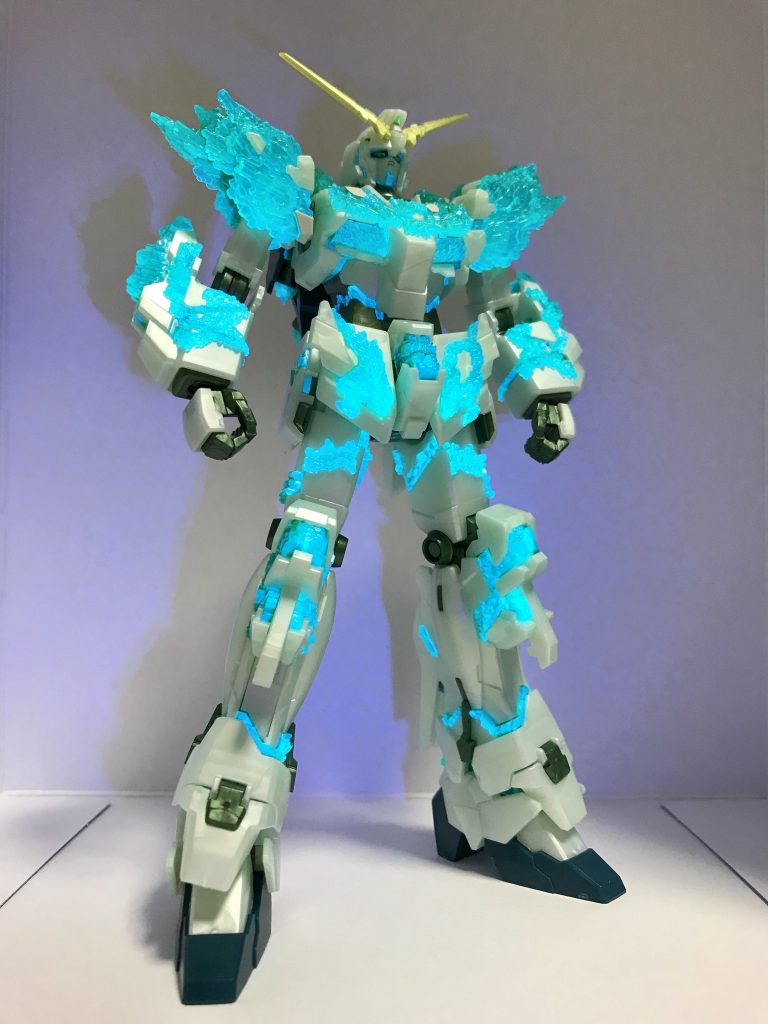 サイコフレームはブラックライトで青緑に光ります。