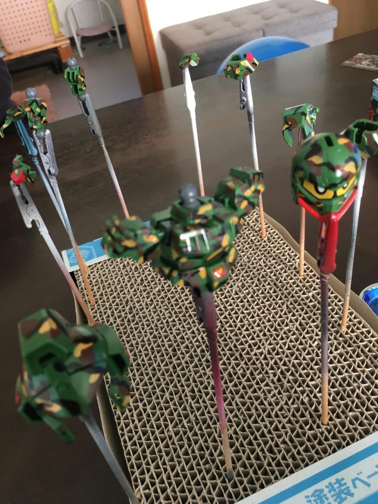 筆塗りで迷彩柄にして艶消し吹いての簡単フィニッシュ