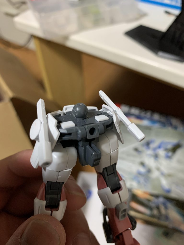 背中が重たすぎた為、上半身がそってしまうのを防ぐ為骨盤に板を貼り付けてそれない様に手を加えています。