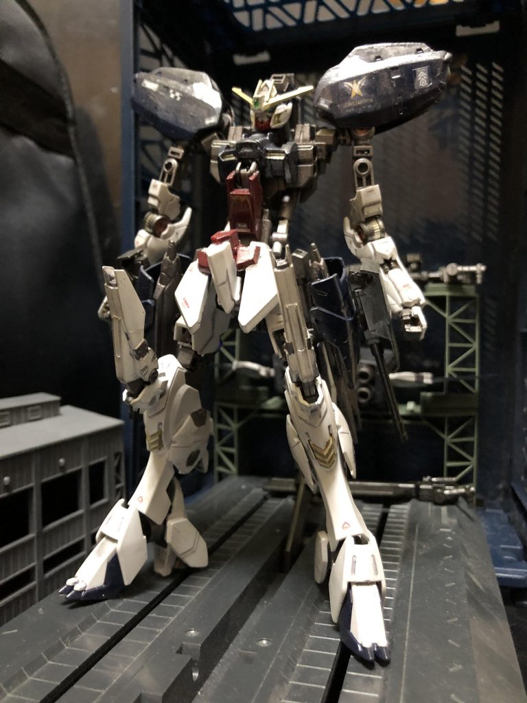 oyz「ふん、あとちょっとなんだがな。ところでお前、コイツの名前の由来、“セーレ”っていう悪魔を知っているのか?」リュウ「ああ?そんなの知るか!そんな事知ってどうすんだよ?」oyz「お前なあ、自分の機体の事も知らないで天使共とやる気か?いいか、教えてやるから聞いとけよ。セーレっていう悪魔は、伝説のソロモン悪魔72柱では26の軍を率いる王子だ。翼を持った馬に乗る美青年の姿で現れる。万能な転移能力を持ち、移動したりものを運んだりする能力を持っていて、瞬きする間に世界中のどこにでも運べる。盗まれた全てのものを知るとも言われる。優しい悪魔としても知られるんだ。」リュウ「はっ、馬鹿言えよ!優しい悪魔ってなんだよ、そんな話がなんの役に立つってんだ。」oyz「まあそう言うな。知っていて損する話じゃあねえんだよ。」リュウ「ああ、全く!つまんねえ話聞いちまったぜ。」oyz「明日またココに来い。明日には仕上げといてやる。」リュウ「頼むぜ、おやっさん。ヤツ等天使共は待ってはくれないからな。」oyz「ああ、任せとけよ。」