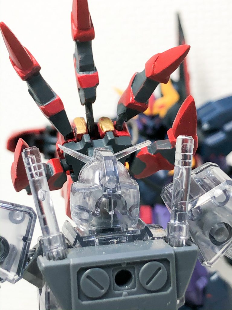ゼルトザームアームズでガンダムを掴む図です。指先は、基部からをリード線を繋げているので、写真のように基部から少し伸ばしたり、指を回転させたりできます。