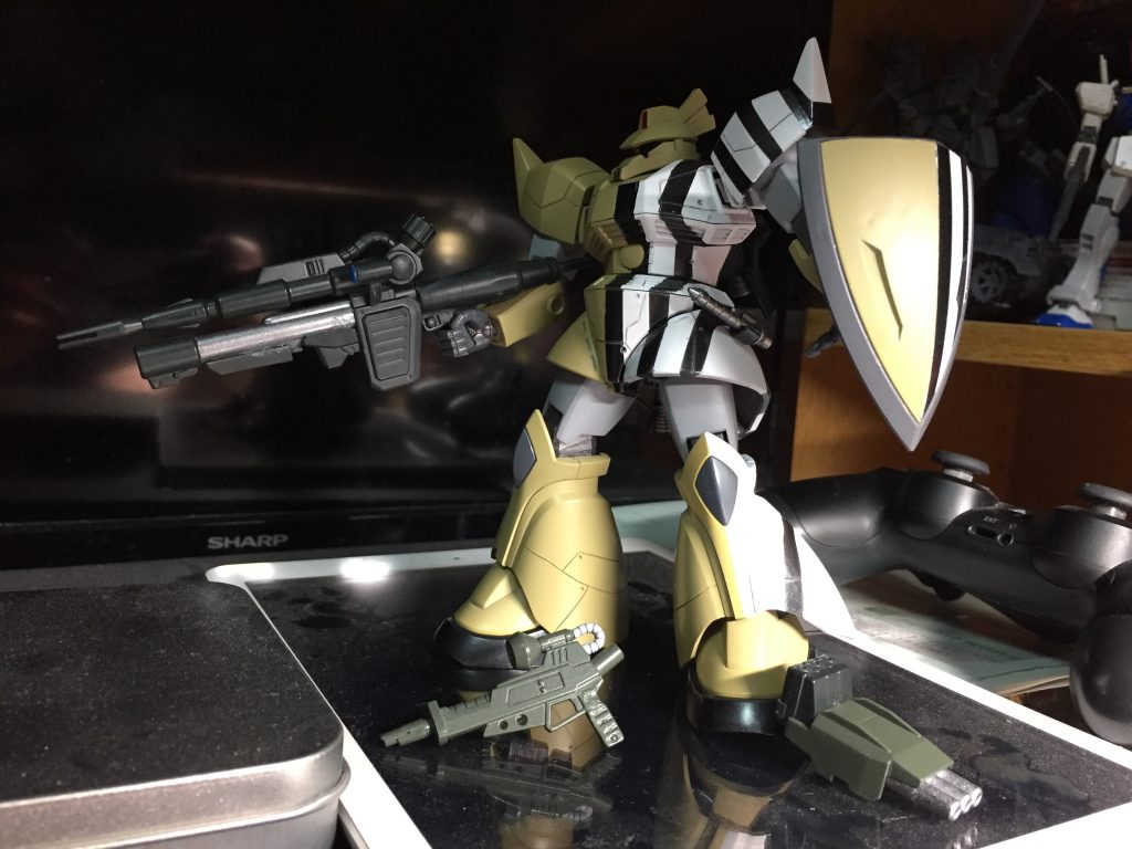 主兵装はビームライフルにバズーカが付属した専用ライフル。副兵装に三連装ミサイル、ゲルググビームライフルを短縮して作成した、ゲルググ用ビームガン。
シールドは、ジャコビアスが狙撃手なので、ゲルググGをイメージして小型シールドに変更。