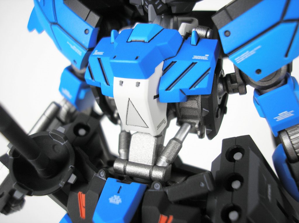 ▲胸部周辺。
この部分も頭部周辺同様に細かく塗り分けて情報量をアップさせています。
また、特徴的な胴(シリンダー)周辺はよく干渉し合う箇所なのでクリアリング作業をより念入り行っています。