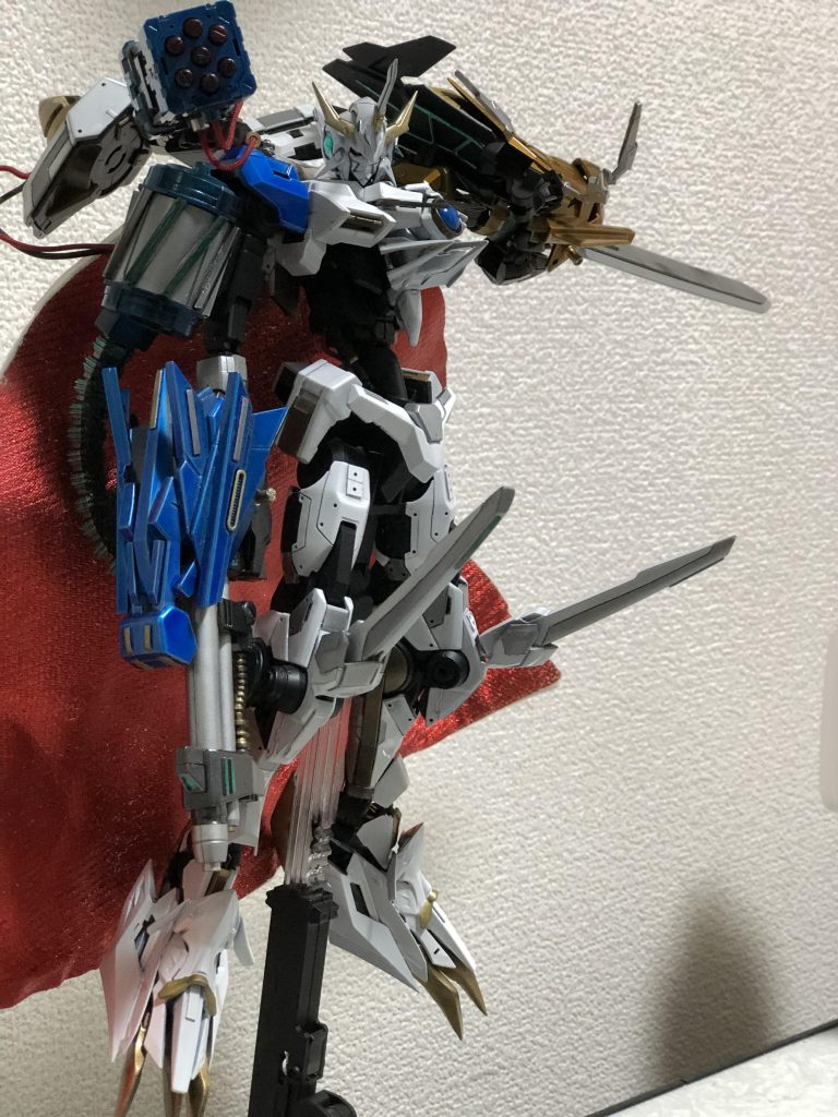 かわって右手側はひたすらごちゃごちゃさせてみした。
実際の設定では肩のトゲがミサイルになっているという事だったので、コトブキヤさんのミサイルポッドを使用させていただきました。
イメージしたといえば、合体前のX進化っぽくした感じです。
砲身はゾイドより、ライガーゼロ・パンツァーの物を使用しております。
両手とも顔の部分は色々なジャンクパーツを組み合わせて作りました。
両手に関してはパテやプラ板はまだまだ未熟で下手くそなので使用しておりません。