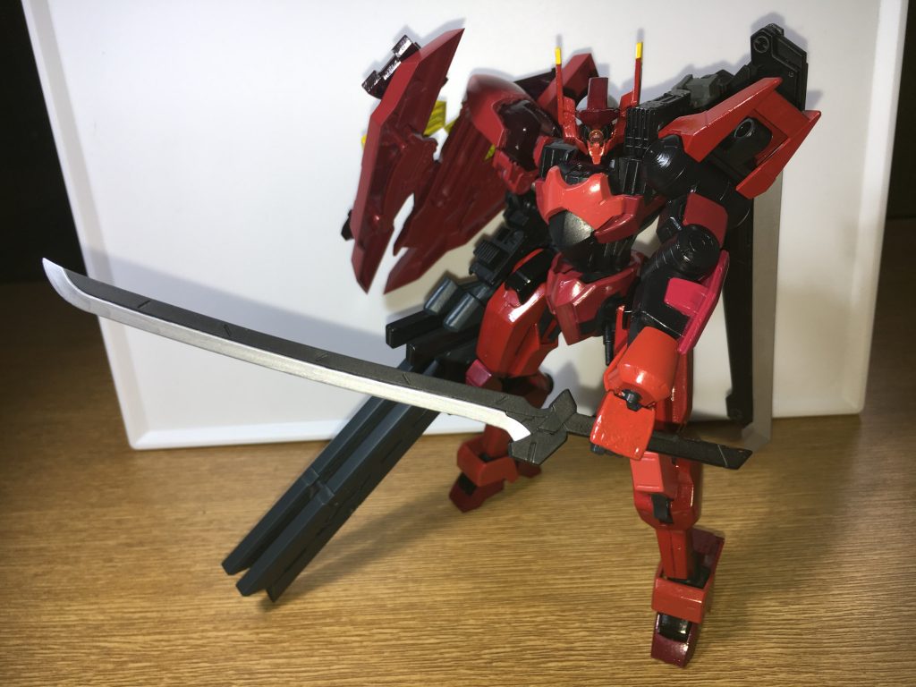 片手曲剣:ナガシギリ
これといって特徴のない武装で背面の鞘に納刀されている細身の刀。近接戦になった場合に使用する目的で開発されたが後述の兵装のせいであまり出番がない。斬れ味は抜群で、内部フレーム諸共切断出来るほど(その使用方の場合1回か2回程度で研ぎ直しが必要となる)。