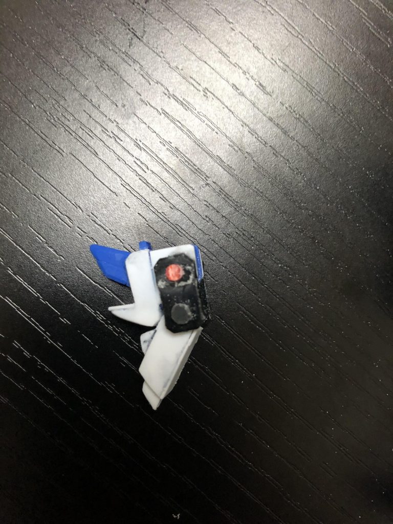 プラ板で肩のパーツを作って、市販の関節パーツを使って固定。
青いパーツに全てをくっつけます