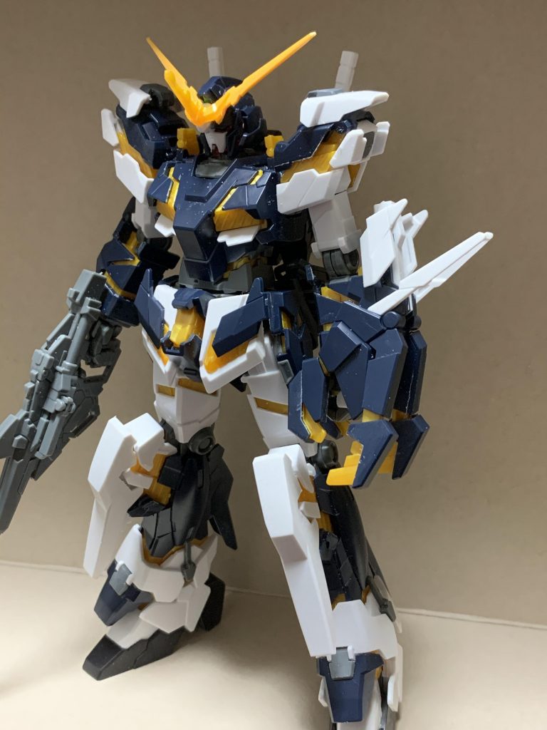 本体はバンシィをベースに一部をユニコーンのパーツに差し替え。
さらに余ったユニコーンのパーツを肩やスネなどに貼り付けて、強化された感を出しています。