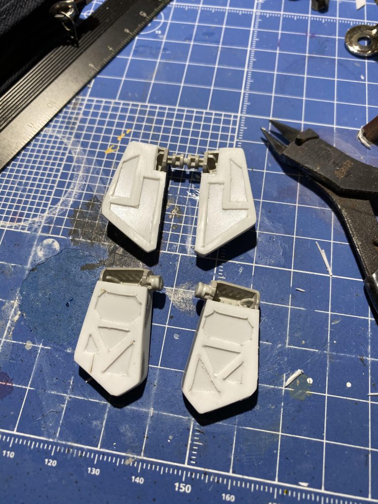 腰アーマーが空洞だったのでプラ板で蓋をしてあります。ガタガタなので次回に活かします😅