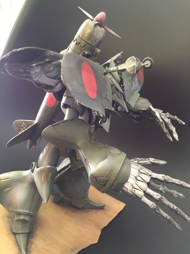 ゼロ戦の羽根に負けないアームの力強さを出したかったのであえてダムドのキットを使いました。