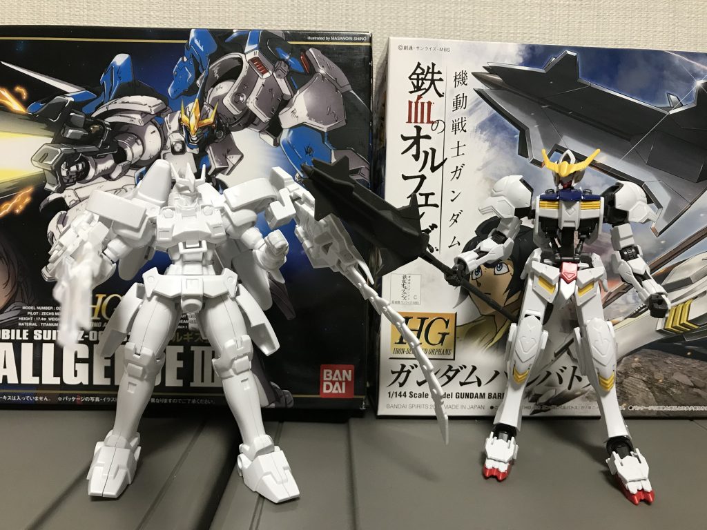 素組み状態での2体。
今までの自分の経験で、ミキシング なんて未経験でしたので、色々な方のガンダムフレームの改造の仕方を調べました。
ご覧頂きありがとうございました!