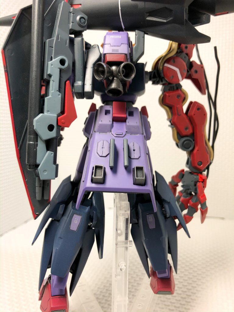 背部の写真です。バーニアなどのメカ部材は、ガンメタで仕上げスカート部は、ディテールが少なくのっぺりとした印象だったので、バーニアを増やしたり、付属のライフル用のカートリッジを取り付けれるようにしたりしました。