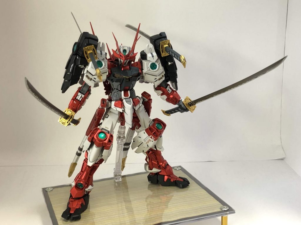 素のキットではスタイルのバランスが悪いので位置やサイズを色々と調整しています。