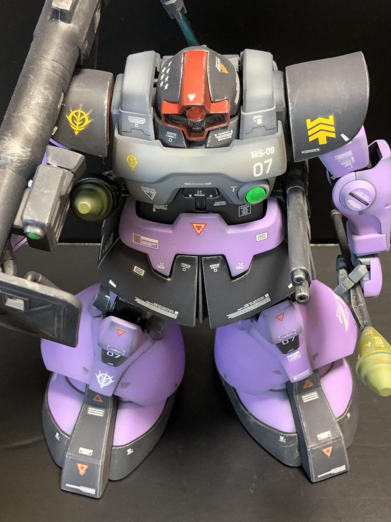 真上から。両肩のアーマーは合わせ目消しをしましたが上手くいかず、エポキシパテで埋めて塗装しました。デカールは全体的にもっと沢山貼りたかったのですが、バランスが難しく、今回は控えめにしました😅