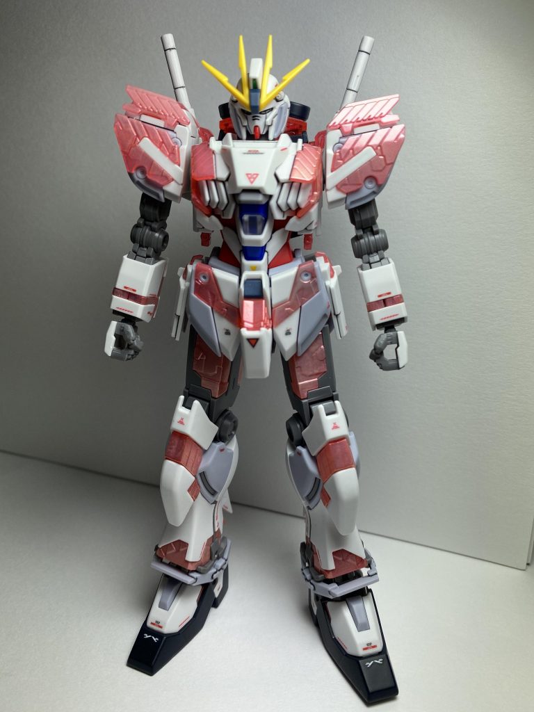 クリアパーツにはルビーレッドを吹いて透明度をなくし濁していますが、塗料のおかけで角度によってキラキラしています！
ただ、クリアパーツの背面(後側)は見えないだろうと思い塗料をあまり吹いていないので、マジマジと見ると少し甘いところがあります😅