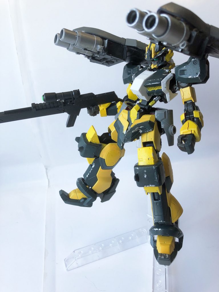 リアクルスシールドオリアクスの固有武装両肩に装備した可動式シールドであり基部に2門の200mm砲を備えており遠距離戦にも対応する。シールド裏には対MA用の2連装のキャノン砲がついており通常の弾から特殊弾頭ミサイルまで現存する弾ならすべて使えるうえ、使用する弾にもよるが展開から発射までのラグが一切ない厄災戦時の武器失われた技術なので小型化も新しく開発する事も不可能である