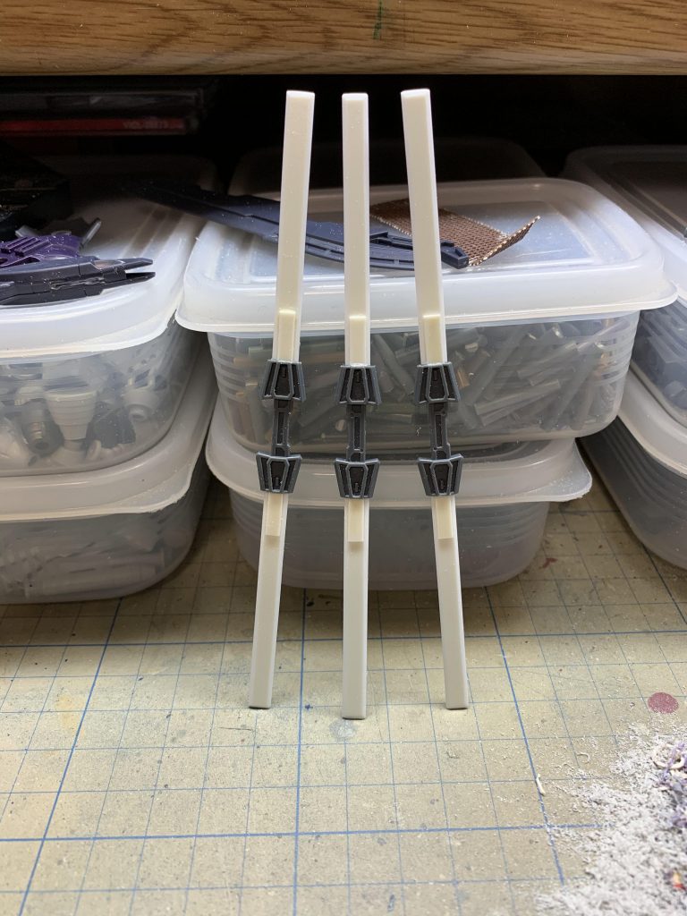 コンバットナイフを加工して魔剣に、バインダーガンの武器持ち手を加工して双翼刃を作成致しました。双翼刃は三振り作りましたが、単純に同じものを作るのは疲れます。